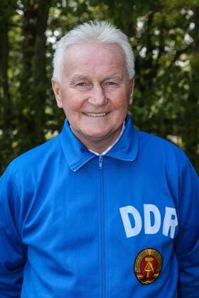 Reinhard Häfner (SG Dynamo Dresden,DDR,Deutschland) - Fotoshooting am Hotel Rosengarten in Naunhof vor dem Spiel der Legenden DDR Traditions Nationalmannschaft vs. Grimmaer Allstar-Team im Stadion der Freundschaft zum Stadtfest in Grimma - Portrait,Deutschland, Fussball, Mann, Maenner,24.09.2016
