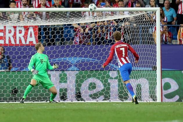 Torwart Manuel Neuer (FC Bayern Muenchen) Antoine Griezmann ( Atletico Madrid ) schiessst den Elfmeter an die Latte, Atletico Madrid vs. FC Bayern Muenchen, Fussball, Champions League, 2. Spieltag, 28.09.2016, Madrid Copyright: xLANGERx xEibner-Pressefotox EP_hlr