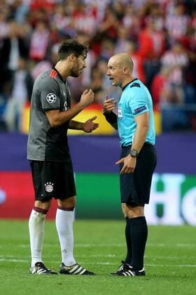 Javier Martinez (FC Bayern Muenchen) diskutiert mit Schiedsrichter Szymon Marciniak nach der Niederlage, Atletico Madrid vs. FC Bayern Muenchen, Fussball, Champions League, 2. Spieltag, 28.09.2016, Madrid Copyright: xLANGERx xEibner-Pressefotox EP_hlr