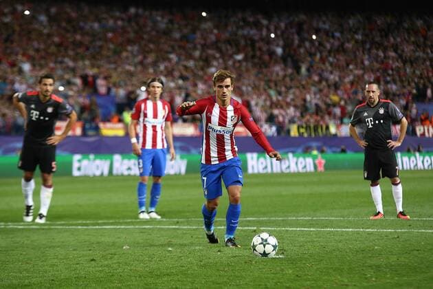 Madrid, Spain. September 28, 2016: Antoine Griezmann forward from Club Atletico de Madrid, taking a penalty kick during the UEFA Champions League group stage agains FC Bayern Munich at the Vicente Calderon stadium. (Photo: Ivan Abanades Medina).  xIvanxAbanadesxMedinax xAtleticoxdexMadridx-xFCxBayernxMunichx(UEFAxChampionsxLeague)x