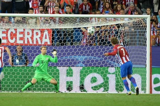 MADRID,SPAIN: Antoine Griezmann, 7 of Atletico de Madrid and Manuel Neuer, 1 of FC Bayern Munchen during the UEFA Champions League Group D match between Atletico de Madrid and Bayern Munchen at Estadio Vicente Calderon on 28 09 2016, in MADRID, SPAIN. Photo by Sonia Canada Cordon Press  xSoniaxCanadax xx
