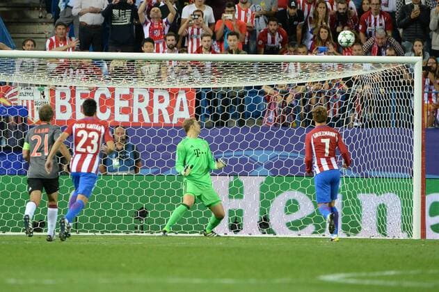 MADRID,SPAIN: Antoine Griezmann, 7 of Atletico de Madrid and Manuel Neuer, 1 of FC Bayern Munchen during the UEFA Champions League Group D match between Atletico de Madrid and Bayern Munchen at Estadio Vicente Calderon on 28 09 2016, in MADRID, SPAIN. Photo by Sonia Canada Cordon Press  xSoniaxCanadax xx