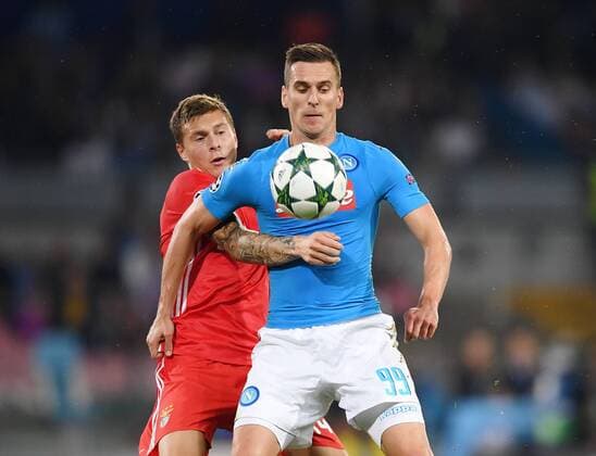 FUSSBALL CHAMPIONS LEAGUE SAISON 2016 2017 GRUPPENPHASE SSC Neapel - Benfica Lissabon 28.09.2016 Arkadiusz Milik (re, SSC Neapel) gegen Victor Lindeloef (Benfica Lissabon) 