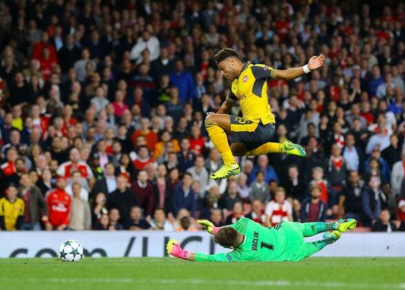 28.09.2016. Emirates Stadium, London, England. UEFA Champions League Football. Arsenal versus FC Basel. Alex Oxlade-Chamberlain leaps over Basel Goalkeeper Tomas Vaclik during an attempt on goal xMarkxKertonx  ActionPlus11794162
