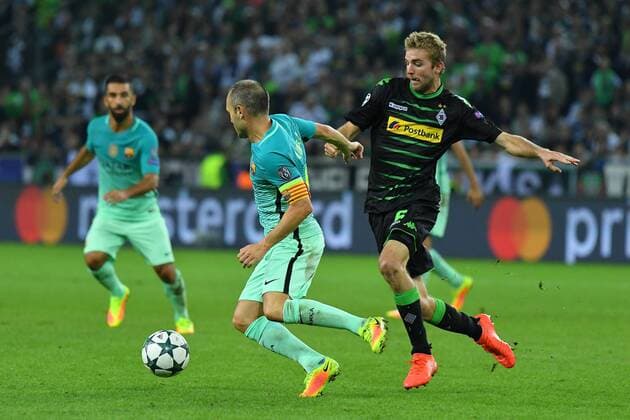 GER, Borussia Mönchengladbach (GER) vs. FC Barcelona Barca (ESP) 28.09.2016, Borussia Park , Moenchengladbach , CL, Gruppe C, 2. Spieltag, GER, Borussia Mönchengladbach (GER) vs. FC Barcelona (ESP) im Bild: re Christoph Kramer (Borussia Moenchengladbach 6) gegen ANDRÉS INIESTA (FC Barcelona Barca 8) Foto © nordphoto Meuter nordphotox xMeuter