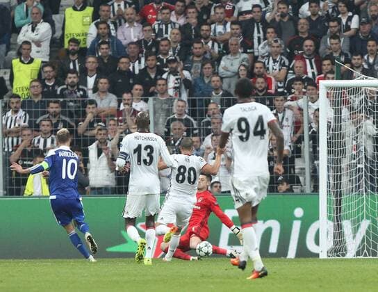 UEFA Champions League Group B match between Besiktas and Dynamo Kiev at Vodafone Arena in Istanbul , Turkey , 28 September 2016. Final Score : Besiktas 1 - Dynamo Kiev 1 Pictured : Andriy Yarmolenko 10 of Dynamo Kiev and Goalkeeper Fabri of Besiktas. 
