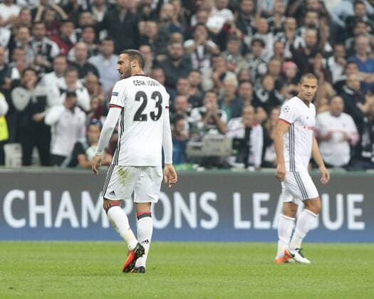 UEFA Champions League Group B match between Besiktas and Dynamo Kiev at Vodafone Arena in Istanbul , Turkey , 28 September 2016. Final Score : Besiktas 1 - Dynamo Kiev 1 Pictured : Cenk Tosun 23 and Gokhan Inler (R) f Besiktas . 