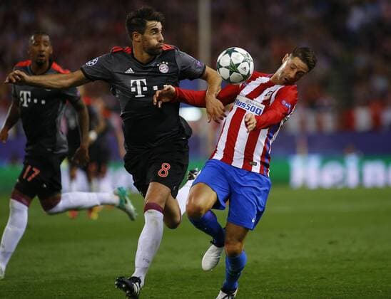 Javi Martinez y Fernando Torres. Champions League match betweenAtletico and Bayern Munich. In this picture, Javi Martinez and Fernando Torres. xangelxRiverox 