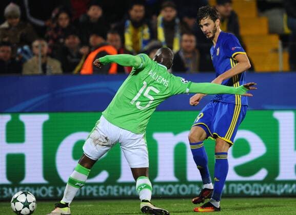 FuÃŸball, CL, FK Rostov - PSV Eindhoven ROSTOV-ON-DON, RUSSIA - SEPTEMBER 28, 2016: PSV Eindhoven s Jetro Willems (L) and FC Rostov s Alexander Yerokhin in action in their 2016 17 UEFA Champions League Group D football match at the Olimp-2 Stadium. The game ended in a 2-2 draw. Yevgeny Tomazov TASS  TS032B5A