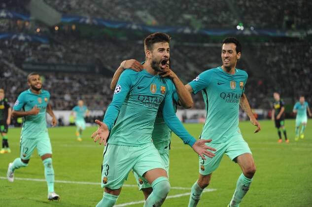 Championsleague: Borussia Mönchengladbach - FC Barcelona Barca 28.09.2016 Gerard Piqué (Barca) jubelt nach dem 1:2, rechts Sergio Busquets, links Rafinha (12) HM