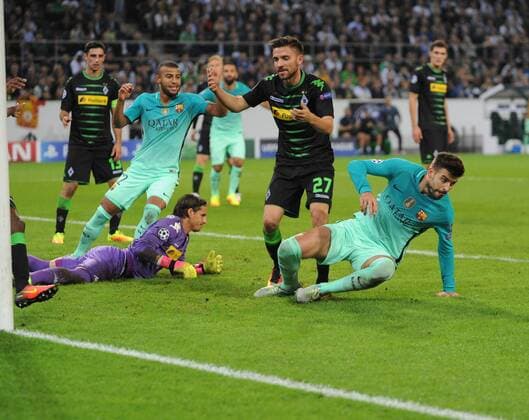 Championsleague: Borussia Mönchengladbach - FC Barcelona Barca 28.09.2016 Torschütze Gerard Piqué (Barca) dreht ab nach dem 1:2 Torwart Yann Sommer (BMG) , Julian Korb (27) und Lars Stindl (13) sind bedient HM