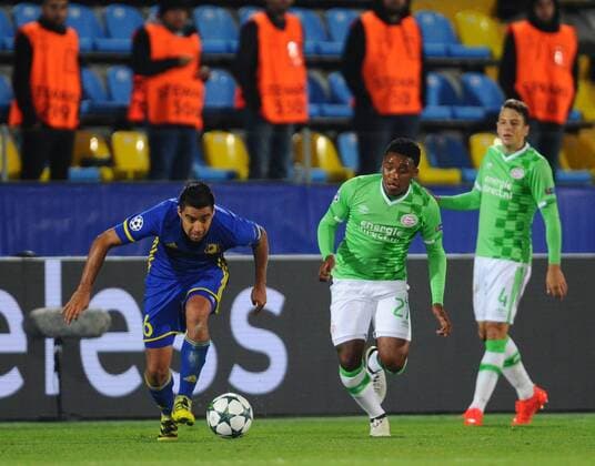 FuÃŸball, CL, FK Rostov - PSV Eindhoven ROSTOV-ON-DON, RUSSIA - SEPTEMBER 28, 2016: FC Rostov s Christian Noboa and PSV Eindhoven s Steven Bergwijn, Santiago Arias (L-R) in action in their 2016 17 UEFA Champions League Group D football match at the Olimp-2 Stadium. The game ended in a 2-2 draw. Yevgeny Tomazov TASS  TS032B5B