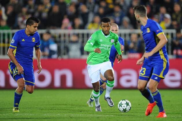 FuÃŸball, CL, FK Rostov - PSV Eindhoven ROSTOV-ON-DON, RUSSIA - SEPTEMBER 28, 2016: FC Rostov s Christian Noboa (L), Miha Mevlja (R) and PSV Eindhoven s Luciano Narsingh (C) fight for the ball in their 2016 17 UEFA Champions League Group D football match at the Olimp-2 Stadium. The game ended in a 2-2 draw. Yevgeny Tomazov TASS  TS032B5C