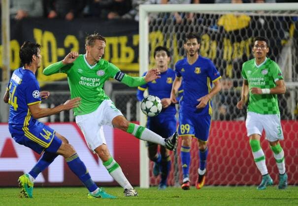 FuÃŸball, CL, FK Rostov - PSV Eindhoven ROSTOV-ON-DON, RUSSIA - SEPTEMBER 28, 2016: FC Rostov s Cesar Navas and PSV Eindhoven s Luuk de Jong (L-R) fight for the ball in their 2016 17 UEFA Champions League Group D football match at the Olimp-2 Stadium. The game ended in a 2-2 draw. Yevgeny Tomazov TASS  TS032B5D