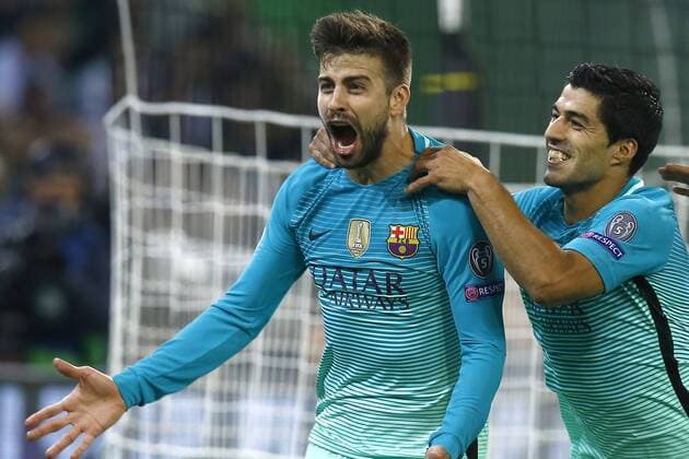 (l-r) Gerard Pique of FC Barcelona Barca scored 2-1, Luis Suarez of FC Barcelona during the UEFA Champions League group C match between Borussia Monchengladbach and FC Barcelona on September 28, 2016 at the Borussia Park stadium in Monchengladbach, Germany Borussia Monchengladbach v FC Barcelona UEFA Champions League 2016 2017 xVIxxIVx 6309172