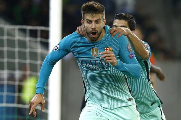 (l-r) Gerard Pique of FC Barcelona Barca scored 2-1, Luis Suarez of FC Barcelona during the UEFA Champions League group C match between Borussia Monchengladbach and FC Barcelona on September 28, 2016 at the Borussia Park stadium in Monchengladbach, Germany Borussia Monchengladbach v FC Barcelona UEFA Champions League 2016 2017 xVIxxIVx 6309260