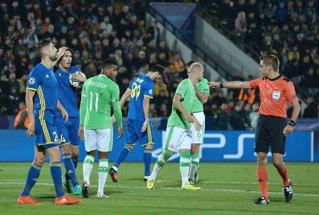 Fußball, CL, FK Rostov - PSV Eindhoven ROSTOV-ON-DON, RUSSIA - SEPTEMBER 28, 2016: FC Rostov s Miha Mevlja, Cesar Navas, who has received a yellow card, PSV Eindhoven s Luciano Narsingh, FC Rostov s Alexander Yerokhin, PSV Eindhoven s Jorrit Hendrix, Davy Propper and referee Clement Turpin (L-R) in the 2016 17 UEFA Champions League Group D football match between FC Rostov and PSV Eindhoven at the Olimp-2 Stadium. The game ended in a 2-2 draw. Yevgeny Tomazov TASS TS032B62