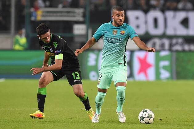 Fußball Champions League Gruppenphase 2. Spieltag Borussia Mönchengladbach - FC Barcelona Barca am 28.09.2016 im Borussia-Park in Mönchengladbach Lars Stindl ( Mönchengladbach ), links - Rafinha ( Barcelona ), rechts xRx