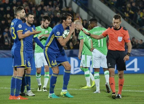 Fußball, CL, FK Rostov - PSV Eindhoven ROSTOV-ON-DON, RUSSIA - SEPTEMBER 28, 2016: FC Rostov s Miha Mevlja, Alexandru Gatcan, PSV Eindhoven s Davy Propper, FC Rostov s Cesar Navas, who has received a yellow card, PSV Eindhoven s Luciano Narsingh, Jorrit Hendrix and referee Clement Turpin (L-R) in the 2016 17 UEFA Champions League Group D football match between FC Rostov and PSV Eindhoven at the Olimp-2 Stadium. The game ended in a 2-2 draw. Yevgeny Tomazov TASS TS032B64