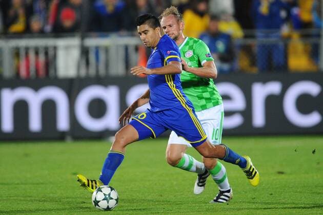 FuÃŸball, CL, FK Rostov - PSV Eindhoven ROSTOV-ON-DON, RUSSIA - SEPTEMBER 28, 2016: FC Rostov s Christian Noboa (L) and PSV Eindhoven s Siem de Jong fight for the ball in their 2016 17 UEFA Champions League Group D football match at the Olimp-2 Stadium. The game ended in a 2-2 draw. Yevgeny Tomazov TASS  TS032B65