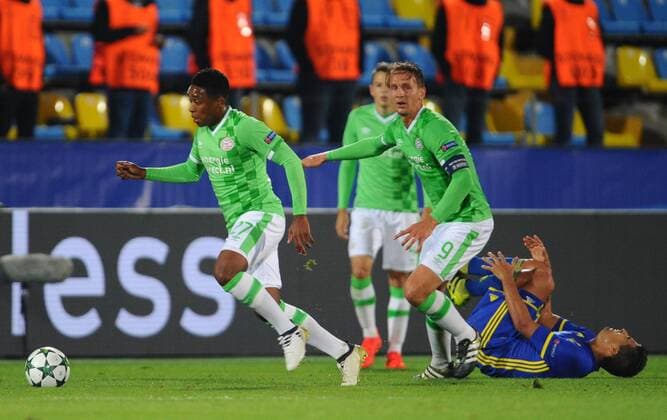 FuÃŸball, CL, FK Rostov - PSV Eindhoven ROSTOV-ON-DON, RUSSIA - SEPTEMBER 28, 2016: PSV Eindhoven s Steven Bergwijn, Luuk de Jong and FC Rostov s Christian Noboa (L-R front) in action in their 2016 17 UEFA Champions League Group D football match at the Olimp-2 Stadium. The game ended in a 2-2 draw. Yevgeny Tomazov TASS  TS032B67