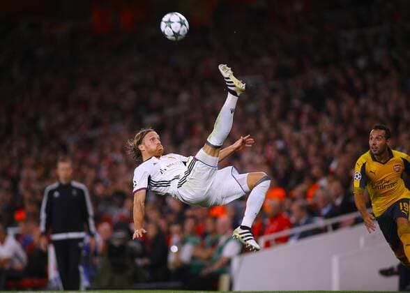 28.09.2016. Emirates Stadium, London, England. UEFA Champions League Football. Arsenal versus FC Basel. Basel Defender Michael Lang clears the ball with an over head kick xMarkxKertonx  ActionPlus11794181
