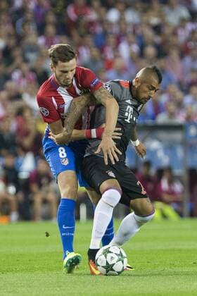 Atletico de Madrid s Saul Iniguez and Bayern Munich s Arturo Vidal during the match of Group stage of Champions League Atletico de Madrid and Bayern Munich at Vicente Calderon Stadium in Madrid. September 28, 2016.  (20160928010)