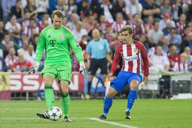 Bayern Munich s Manuel Neuer and Atletico de Madrid s Antoine Griezmannduring the match of Group stage of Champions League Atletico de Madrid and Bayern Munich at Vicente Calderon Stadium in Madrid. September 28, 2016.  (20160928011)