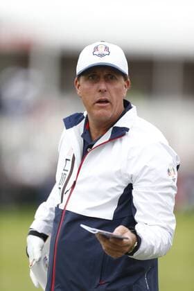 Sep 28, 2016: Chaska, MN, USA; Phil Mickelson warms up on the practice range during practice for the 2016 Ryder Cup at Hazeltine National Golf Club. (Photo by Brian Spurlock Icon Sportswire) GOLF: SEP 28 PGA Golf Herren - Ryder Cup - Practice Round Icon1609288075 EDITORIAL USE ONLY