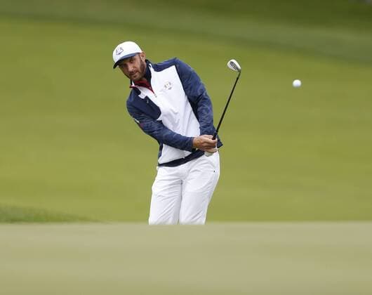 Sep 28, 2016: Chaska, MN, USA; Dustin Johnson chips on the tenth hole during practice for the 2016 Ryder Cup at Hazeltine National Golf Club. (Photo by Brian Spurlock Icon Sportswire) GOLF: SEP 28 PGA Golf Herren - Ryder Cup - Practice Round Icon1609288085 EDITORIAL USE ONLY