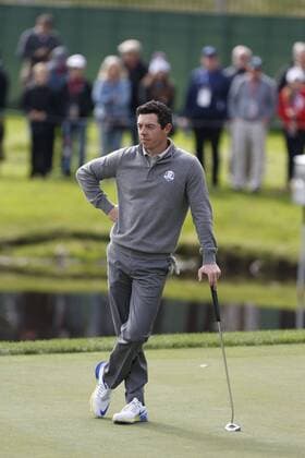 Sep 28, 2016: Chaska, MN, USA; Rory McIlroy putts on the 15th hole during practice for the 2016 Ryder Cup at Hazeltine National Golf Club. (Photo by Brian Spurlock Icon Sportswire) GOLF: SEP 28 PGA Golf Herren - Ryder Cup - Practice Round Icon1609288108 EDITORIAL USE ONLY