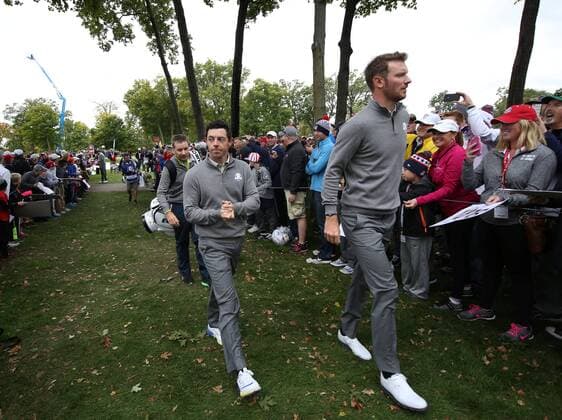 Sep 28, 2016: Chaska, MN, USA; Rory McIlroy and Chris Wood walk to the 12th tee box during practice for the 2016 Ryder Cup at Hazeltine National Golf Club. (Photo by Brian Spurlock Icon Sportswire) GOLF: SEP 28 PGA Golf Herren - Ryder Cup - Practice Round Icon1609288120 EDITORIAL USE ONLY