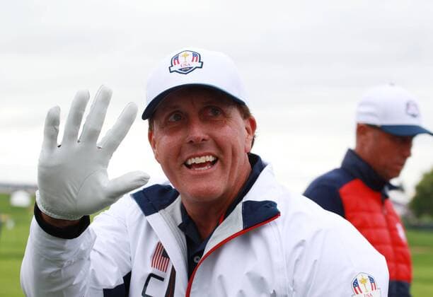 Sep 28, 2016: Chaska, MN, USA; Phil Mickelson waves to fans on the practice range during practice for the 2016 Ryder Cup at Hazeltine National Golf Club. (Photo by Brian Spurlock Icon Sportswire) GOLF: SEP 28 PGA Golf Herren - Ryder Cup - Practice Round Icon1609288129 EDITORIAL USE ONLY