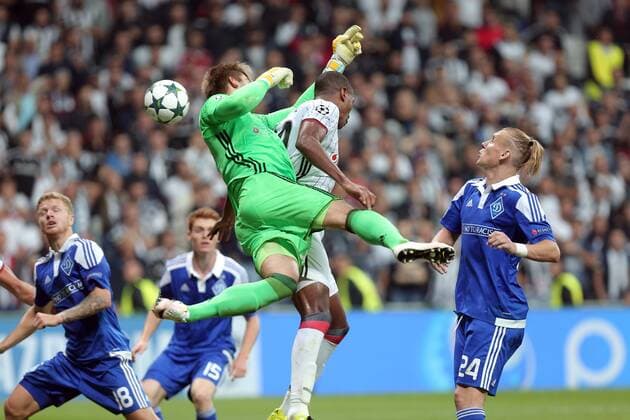 Dynomo Kyiv s Artur Rudko and Besiktas s Atiba Hutchison during UEFA Champions League game between Besiktas and Dynamo Kyiv at Vodafone Stadium in Istanbul, 28th of September 2016.  15519919