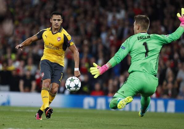 (160929) -- LONDON, Sept. 28, 2016 -- Alexis Sanchez (L) of Arsenal shoots during an UEFA Champions League Group A match between Arsenal and Basel at the Emirates Stadium in London, Britain on Sept. 28, 2016. Arsenal won 2-0. ) (SP)BRITAIN-LONDON-FOOTBALL-UEFA CHAMPIONS LEAGUE-ARSENAL VS BASEL HanxYan 
