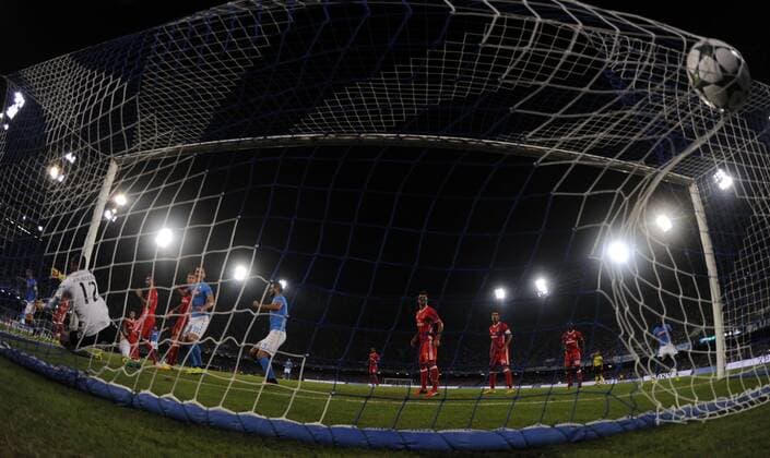 Fußball, CL, SSC Neapel - Benfica Lissabon (160929) -- NAPLES, Sept. 28, 2016 -- Napoli s Marek Hamsik scores during the UEFA Champions League Group B match against Benfica in Naples, Italy, Sept. 28, 2016. Napoli won the match 4-2. ) (SP)ITALY-NAPLES-SOCCER-UEFA CHAMPIONS LEAGUE-NAPLES VS BENFICA AlbertoxLingria 