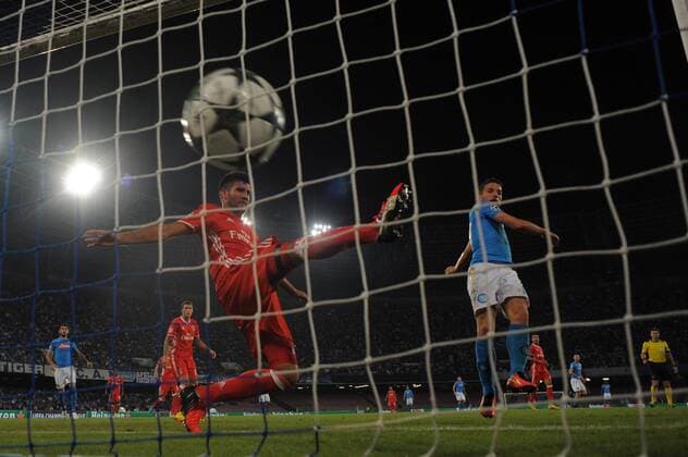 Fußball, CL, SSC Neapel - Benfica Lissabon (160929) -- NAPLES, Sept. 28, 2016 -- Napoli s Dries Mertens (Front, R) scores during the UEFA Champions League Group B match against Benfica in Naples, Italy, Sept. 28, 2016. Napoli won the match 4-2. ) (SP)ITALY-NAPLES-SOCCER-UEFA CHAMPIONS LEAGUE-NAPLES VS BENFICA AlbertoxLingria 