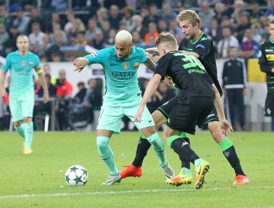 Champions-League : Borussia Mönchengladbach--CF Barcelona 2.Spltg. Neymar (CFB), Nico Elvedi und Christoph Kramer (BMG) Champions-League : Borussia Mönchengladbach--CF Barcelona 2.Spltg.