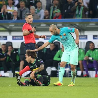 Champions-League : Borussia Mönchengladbach--CF Barcelona 2.Spltg. Fabian Johnson (BMG), gefoult von Javier Mascherano (CFB). Champions-League : Borussia Mönchengladbach--CF Barcelona 2.Spltg.