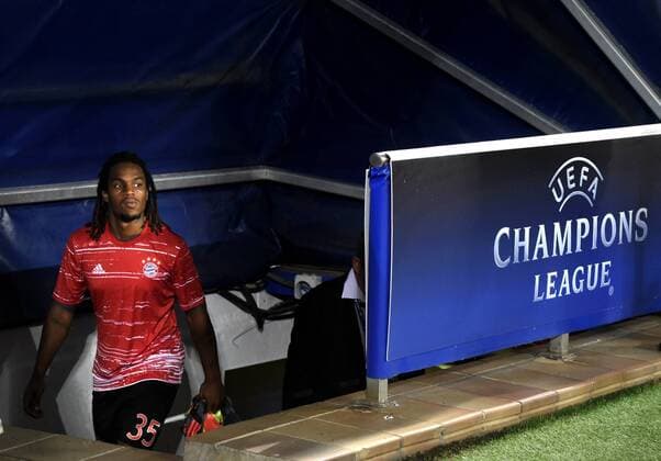 28.09.2016, Fussball Champions-League 2016 2017, Vorrunde 2.Spieltag, Atletico Madrid - FC Bayern München, im Estadio Vicente Calderon, Madrid. Renato Sanches (Bayern München) kommt die Stufen von der Kabine hoch. 