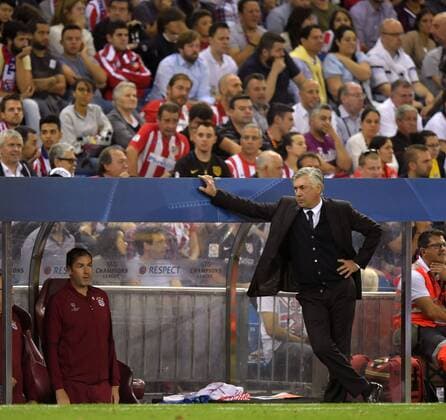 28.09.2016, Fussball Champions-League 2016 2017, Vorrunde 2.Spieltag, Atletico Madrid - FC Bayern München, im Estadio Vicente Calderon, Madrid. Trainer Carlo Ancelotti (FC Bayern München) lehnt nachdenklich an der Bank. 