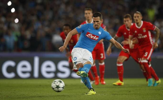 Fußball, CL, SSC Neapel - Benfica Lissabon Italy: Soccer Champions League: Napoli-Benfica 4-2 Napoli s Arkadiusz Milik scores on a penalty kick during the Champions League Group B soccer match between Napoli and Benfica at the San Paolo stadium. Napoli won 4-2.  IsabellaxBonottox xPacificxPress