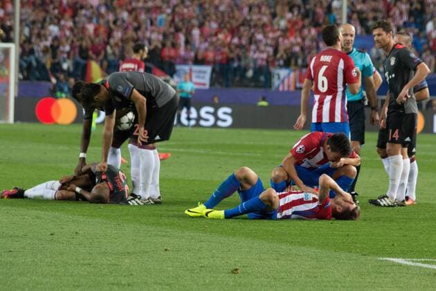 Spain: Atletico de Madrid - Bayern de Munich (Group D) A hit between Arturo Vidal (L) and Saul Ñiguez (R). Atletico de Madrid wins 1 to 0 in Vicente Calderon stadium, that gives 6 points and the head of group D in Champions League.  JorgexGonzalezx xPacificxPress