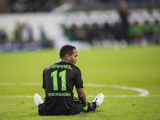 Raffael (BMG) am Boden 28.09.2016, Dortmund, Borussia Mönchengladbach vs. FC Barcelona Barca Â