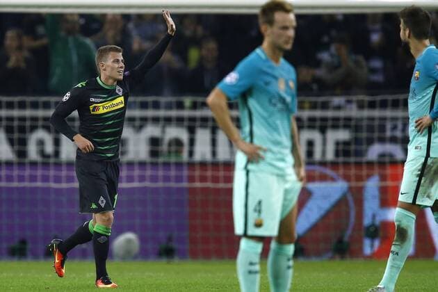 (l-r) Thorgan Hazard of Borussia Monchengladbach scored, Ivan Rakitic of FC Barcelona Barca Gerard Pique of FC Barcelona during the UEFA Champions League group C match between Borussia Monchengladbach and FC Barcelona on September 28, 2016 at the Borussia Park stadium in Monchengladbach, Germany Borussia Monchengladbach v FC Barcelona UEFA Champions League 2016 2017 xVIxxIVx 6310770