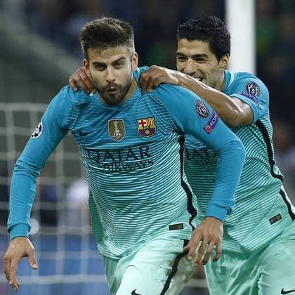 (l-r) Gerard Pique of FC Barcelona Barca Luis Suarez of FC Barcelona during the UEFA Champions League group C match between Borussia Monchengladbach and FC Barcelona on September 28, 2016 at the Borussia Park stadium in Monchengladbach, Germany Borussia Monchengladbach v FC Barcelona UEFA Champions League 2016 2017 xVIxxIVx 6310826