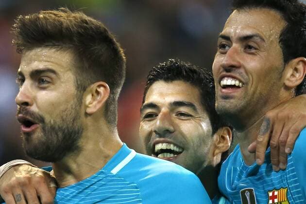 (l-r) Gerard Pique of FC Barcelona Barca Luis Suarez of FC Barcelona, Sergio Busquets of FC Barcelona during the UEFA Champions League group C match between Borussia Monchengladbach and FC Barcelona on September 28, 2016 at the Borussia Park stadium in Monchengladbach, Germany Borussia Monchengladbach v FC Barcelona UEFA Champions League 2016 2017 xVIxxIVx 6310833