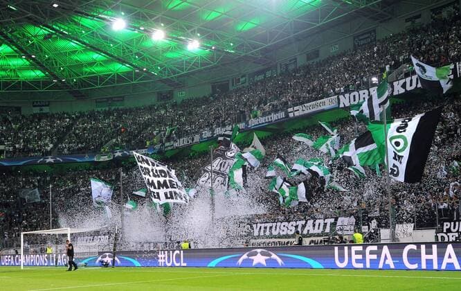 Fussball, UEFA Champions League, Herren, Saison 2016 2017, Gruppe C, 2. Spieltag, Borussia Park Mönchengladbach, Bor. Mönchengladbach (schwarz) - FC Barcelona Barca (blau) 1:2; Gute Stimmung bei den Borussen-Fans in der Nordkurve. Fan, Fans, Begeisterung.