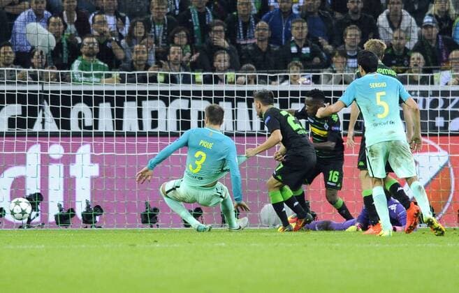 Fussball, UEFA Champions League, Herren, Saison 2016 2017, Gruppe C, 2. Spieltag, Borussia Park Mönchengladbach, Bor. Mönchengladbach (schwarz) - FC Barcelona Barca (blau) 1:2; Gerard Pique (FC Barcelona) erzielt das Tor zum 1:2 gegen Julian Korb (Gladbach) und Ibrahima Traore (Gladbach), Aktion.