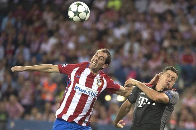 Diego Godin und Robert Lewandowski beim UEFA Champions League Match Atletico Madrid gegen FC Bayern München (1:0) im Vicente-Calderon-Stadion. Madrid, 28.09.2016  Foto:xDyDxFotografosx xFuturexImage